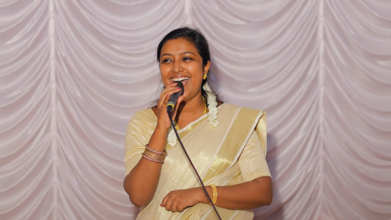 ഈ  കോളേജ്  പ്രൊഫസറുടെ   പാട്ടും   ചിരിയും  ഒരുപോലെ  ഹിറ്റാണ്