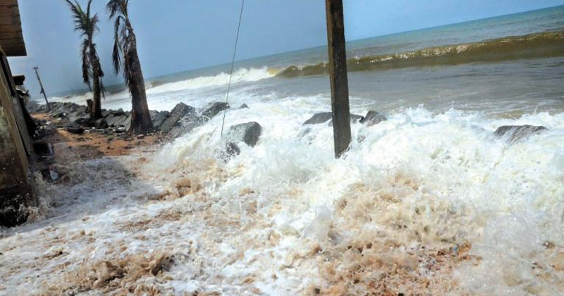 മഴക്കെടുതിയുടെ ദുരിതം പേറി എറണാകുളം ജില്ല; തീരദേശത്ത് രൂക്ഷമായ കടലാക്രമണം