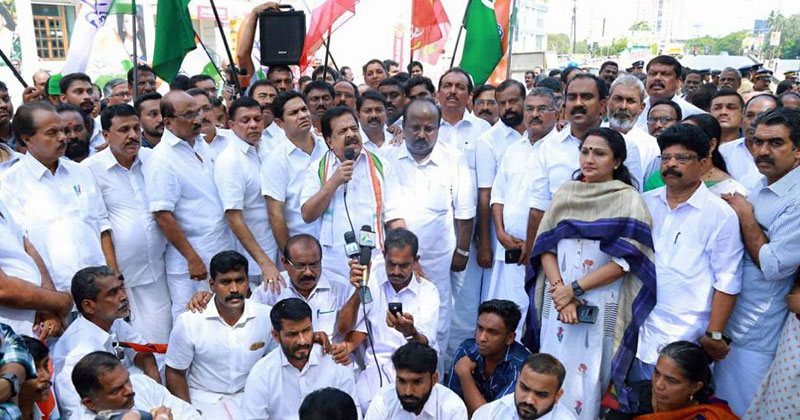 രമേശ് ചെന്നിത്തലയുടെ നേതൃത്വത്തിൽ കൊച്ചിയിൽ പ്രതിഷേധ പ്രകടനം