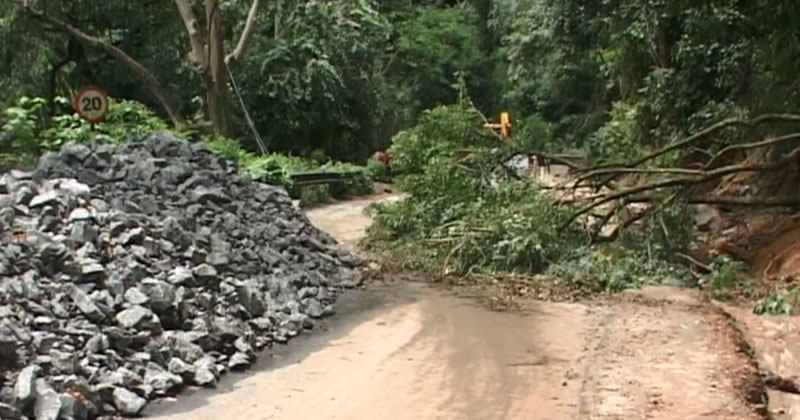 മഴയിലും മണ്ണിടിച്ചിലിലും കുമളി വഴിയുള്ള  ഗതാഗതം സ്തംഭിച്ചു