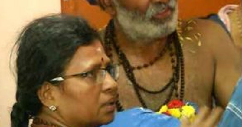 പ്രായത്തില്‍ സംശയം: നടപ്പന്തലില്‍ സ്ത്രീക്കെതിരെ പ്രതിഷേധം
