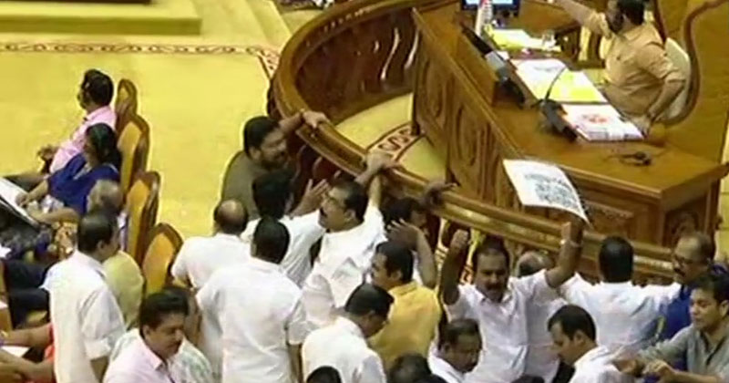 ശബരിമല : പ്രതിപക്ഷ പ്രതിഷേധത്തിൽ പ്രക്ഷുബ്ധമായി ചോദ്യോത്തരവേള