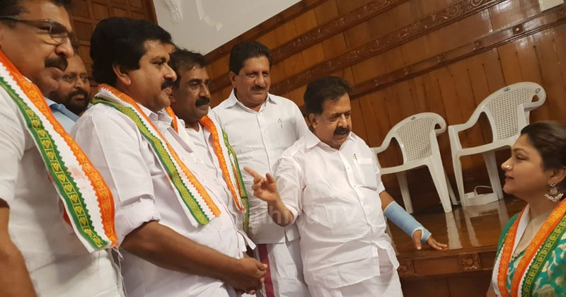 ഖുഷ്ബു സുന്ദർ നിയമസഭാ കവാടത്തിൽ സത്യാഗ്രഹം അനുഷ്ഠിക്കുന്ന എംഎൽഎ മാരെ സന്ദർശിച്ചു