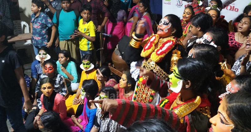 കൂടിയാട്ട മത്സരാർത്ഥികൾ പ്രതിഷേധവുമായി പ്രധാന വേദിയിലേക്ക്