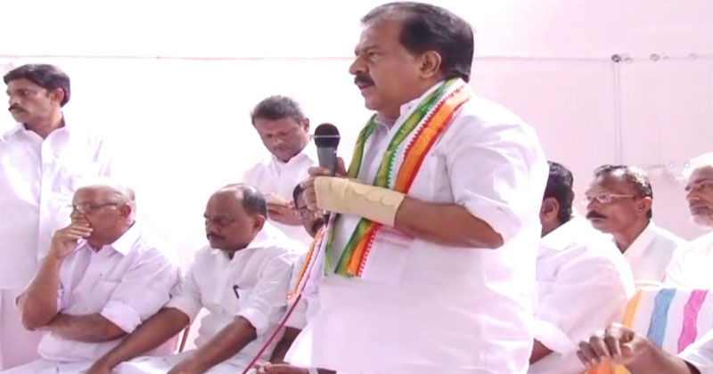 ദുരിതബാധിതരെ നേരിൽ കണ്ട് പരാതി സ്വീകരിച്ച് രമേശ് ചെന്നിത്തല ചെങ്ങന്നൂരില്‍..