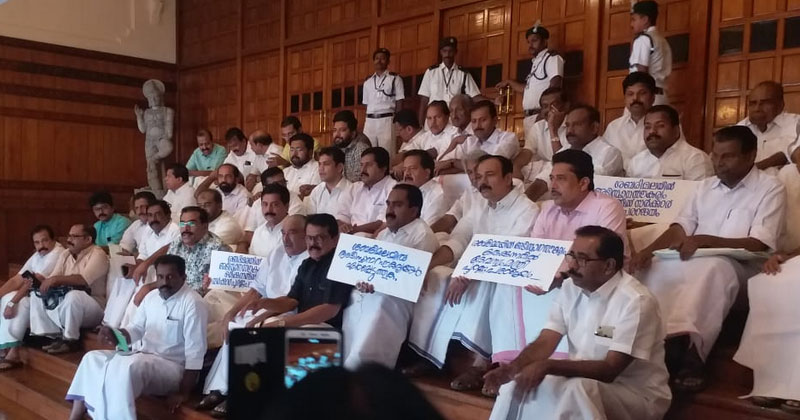 ശബരിമല : സഭാ കവാടത്തിന് മുന്നിൽ പ്രതിപക്ഷ MLAമാരുടെ  അനിശ്ചിതകാല സത്യാഗ്രഹം
