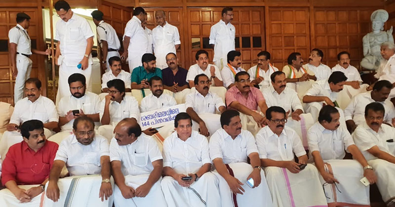 പ്രതിപക്ഷം ചോദ്യോത്തരവേള ബഹിഷ്ക്കരിച്ചു; സഭാകവാടത്തിനു  മുന്നിൽ പ്രതിഷേധം