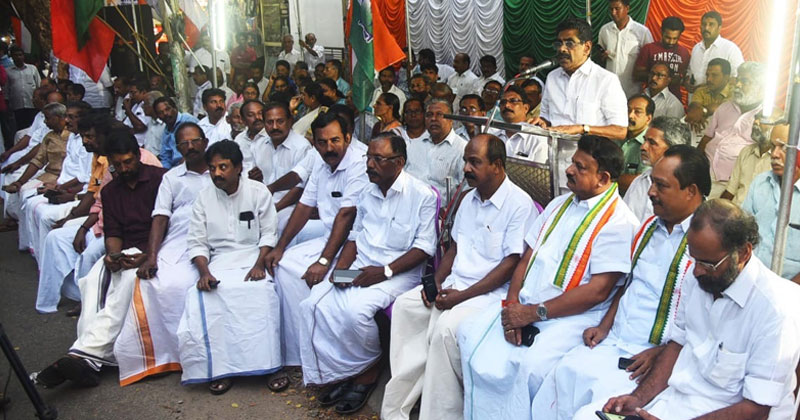 ബി.ജെ.പിയുടെ നുണപ്രചാരണം തള്ളി വിജയന്‍ തോമസ് കോണ്‍ഗ്രസ് ധര്‍ണയില്‍