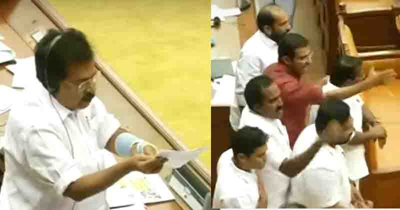 പ്രളയ ദുരിതാശ്വാസം എപ്പോള്‍ ലഭിക്കുമെന്ന് മുഖ്യമന്ത്രിക്ക് ഉത്തരമില്ല; പ്രതിപക്ഷം സഭയില്‍ നിന്ന് ഇറങ്ങിപ്പോയി