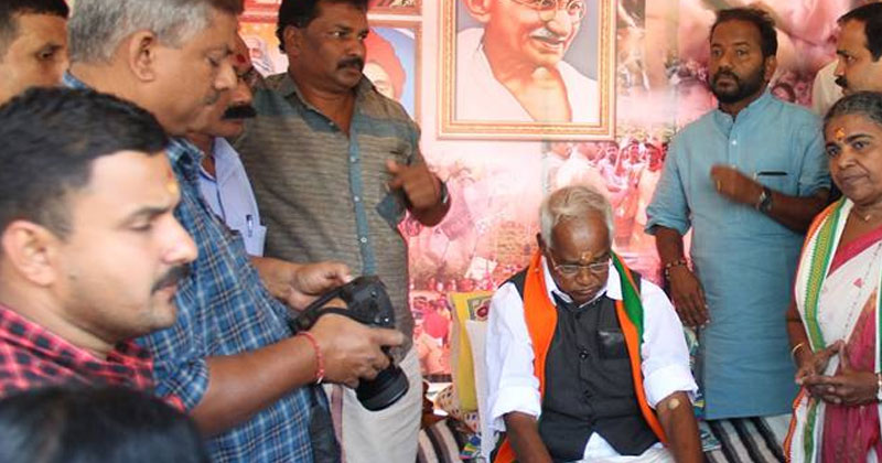 'സുവാര്‍ണ്ണാവസരം മുതലാക്കല്‍': ഊരാക്കുടുക്കില്‍ ബി.ജെ.പി സത്യാഗ്രഹസമരം, തിരിഞ്ഞു നോക്കാതെ നേതാക്കള്‍