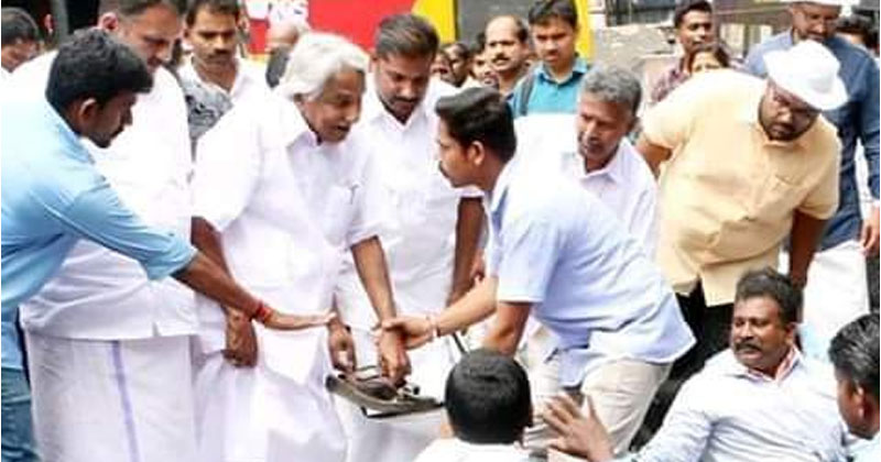 ഊരിപ്പിടിച്ച വാളുമായല്ല ഊരിപ്പിടിച്ച ചെരുപ്പുമായാണ് ജനനായകന്‍ മുന്നോട്ടുപോകുന്നത്; സോഷ്യല്‍ മീഡിയയില്‍ വൈറലായി ഉമ്മന്‍ചാണ്ടിയുടെ പ്രവൃത്തി