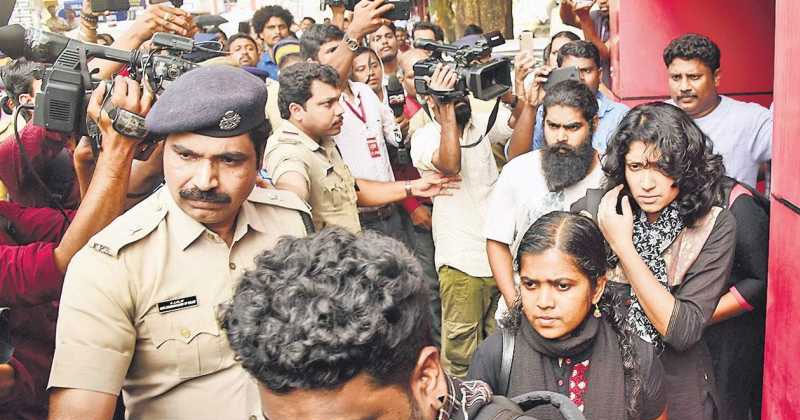 ശബരിമലയില്‍ പ്രതിഷേധം: ദര്‍ശനത്തിനെത്തിയ യുവതികളെ മടക്കി അയച്ചു