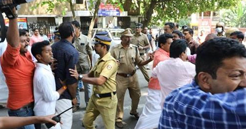 യുവതീപ്രവേശനത്തെച്ചൊല്ലി കലാപം: സംസ്ഥാനത്ത് സാമാധാന അന്തരീക്ഷം തകര്‍ത്ത് ബി.ജെ.പിയും സി.പി.എമ്മും.എല്ലാ പൊലീസ് സ്‌റ്റേഷനുകള്‍ക്കും ജാഗ്രതാ നിര്‍ദ്ദേശം