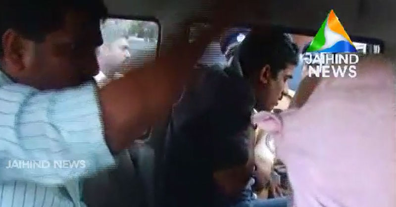 മുഖ്യമന്ത്രിക്ക് കരിങ്കൊടി; യൂത്ത് കോണ്‍ഗ്രസ് പ്രവര്‍ത്തകര്‍ക്ക് പോലീസ് വാഹനത്തില്‍ ക്രൂരമര്‍ദ്ദനം