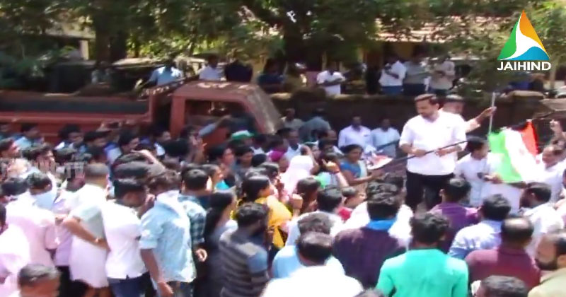 ഇരട്ടകൊലകേസിൽ സിബിഐ അന്വേഷണം ആവശ്യപ്പെട്ട് കോൺഗ്രസിന്‍റെ പ്രതിഷേധം