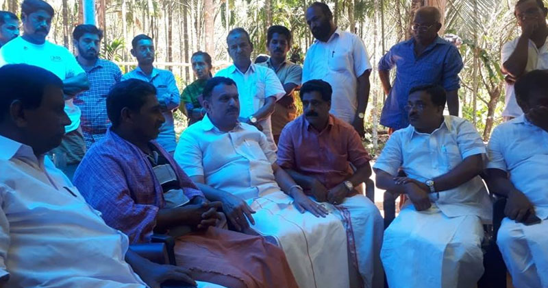 കൃപേഷിന്‍റെയും ശരത് ലാലിന്‍റെയും വീടുകള്‍ തിരുവഞ്ചൂർ രാധാകൃഷ്ണനും കെ. മുരളീധരനും സന്ദർശിച്ചു