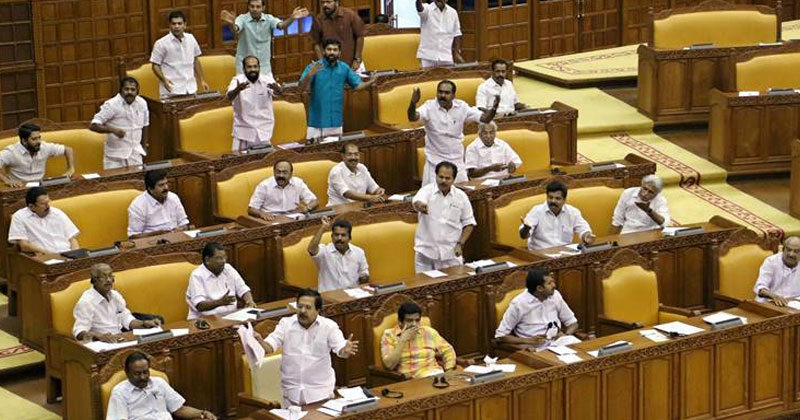 കരിപ്പൂർ വിമാനത്താവളത്തോടുള്ള സംസ്ഥാന സർക്കാരിന്‍റെ അവഗണന; പ്രതിപക്ഷം നിയമസഭയിൽ നിന്ന് ഇറങ്ങിപ്പോയി