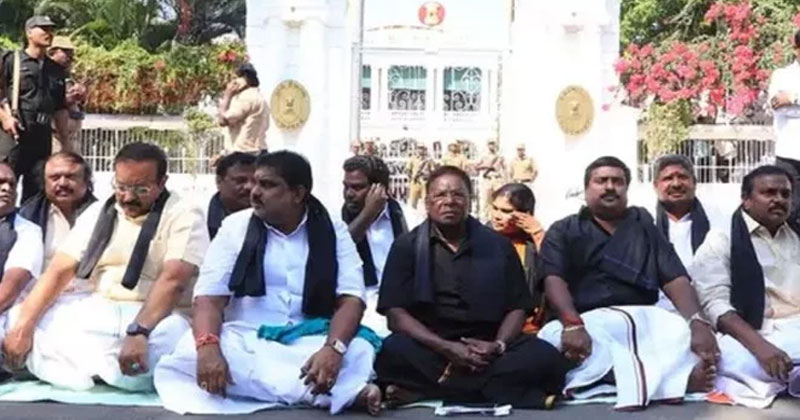 പുതുച്ചേരിയിൽ മുഖ്യമന്ത്രിയുടെ നേതൃത്വത്തിലുള്ള സമരം രണ്ടാം ദിവസത്തിലേക്ക്