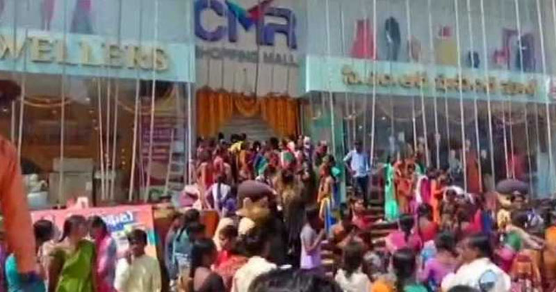 പത്ത് രൂപയ്ക്ക് സാരി: ഷോപ്പിംഗ് മാളില്‍ ജനക്കൂട്ടം ഇരച്ചുകയറി; നിരവധി പേര്‍ക്ക് പരിക്ക്, തിരക്കിനിടെ മോഷണവും