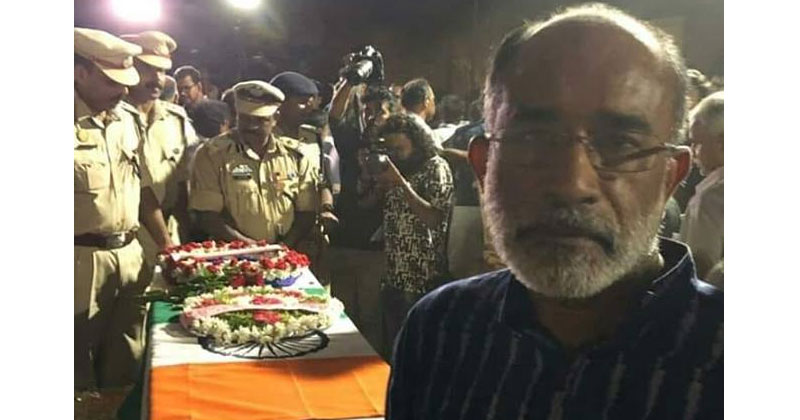 ധീരജവാന്റെ ഭൗതികശരീരത്തിന് മുന്നില്‍ നിന്ന് സെല്‍ഫി; കണ്ണന്താനത്തിന്റെ പ്രവൃത്തിയില്‍ രൂക്ഷ വിമര്‍ശനം