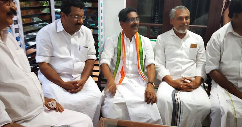 മുല്ലപ്പള്ളി രാമചന്ദ്രന്‍ ശുഹൈബിന്റെ വീട് സന്ദര്‍ശിച്ചു