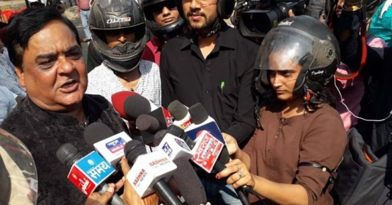ബി.ജെ.പി നേതാക്കളില്‍ നിന്ന് രക്ഷിക്കൂ: ഹെല്‍മറ്റ് ധരിച്ച് മാധ്യമപ്രവര്‍ത്തകരുടെ പ്രതിഷേധം
