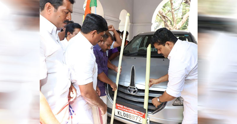 സി.പി.എമ്മിന്റെ രാഷ്ട്രീയ കൊലപാതകത്തോട് മൗനം: സാംസ്‌കാരിക നായകര്‍ക്ക് വാഴപ്പിണ്ടി സമര്‍പ്പിച്ച് യൂത്ത് കോണ്‍ഗ്രസ്