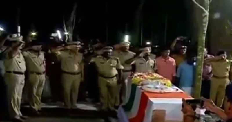 ധീരജവാന് പ്രണാമം; വസന്ത്കുമാറിന്റെ മൃതദേഹം സംസ്‌കരിച്ചു