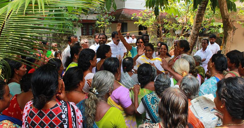 പ്രചാരണത്തിരക്കില്‍ യു.ഡി.എഫ് സ്ഥാനാര്‍ത്ഥി ഷാനിമോള്‍ ഉസ്മാന്‍