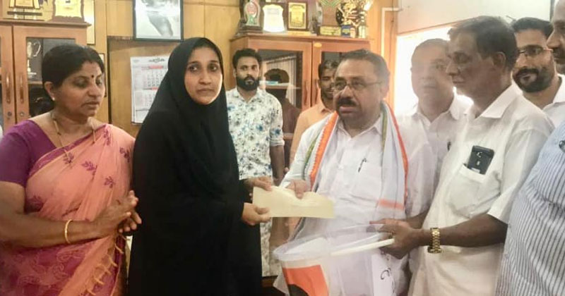 കൃപേഷിന്റെയും ശരത്‌ലാലിന്റെയും കുടുംബത്തിന് കൈത്താങ്ങായി കെ.പി.സി.സി; പത്തുലക്ഷം രൂപ ഇരുകുടുംബത്തിനും കൈമാറി