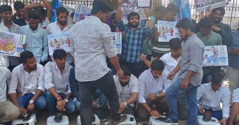 തൊഴിലില്ലായ്മയ്‌ക്കെതിരെ ഷൂ പോളിഷ് ചെയ്ത് പ്രതിഷേധം