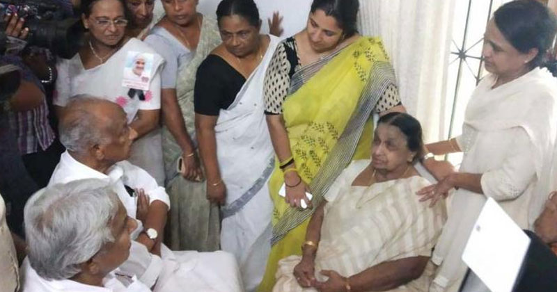 കെ.എം. മാണിയ്‌ക്ക് അന്ത്യാഞ്ജലി അർപ്പിച്ച് ഉമ്മന്‍ചാണ്ടി; കുടുംബത്തെ ആശ്വസിപ്പിച്ച് പാലായിലെ വസതിയിൽ
