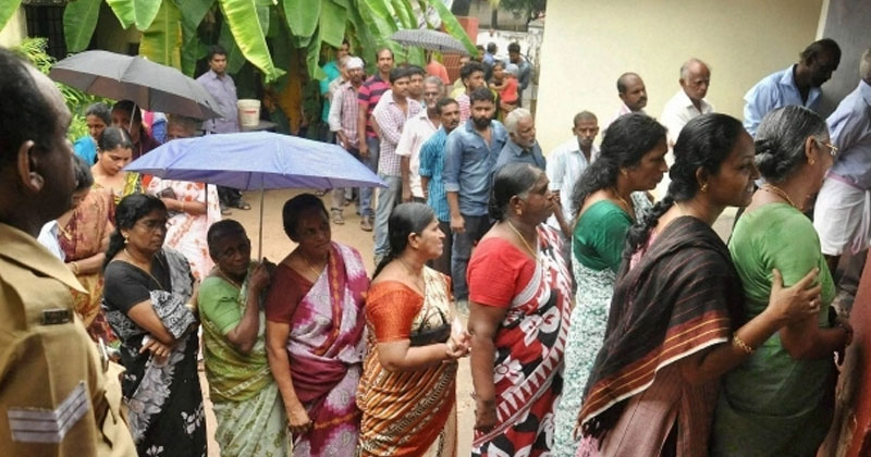 കണ്ണൂരില്‍ കള്ളവോട്ട്; തര്‍ക്കം, ഉന്തിലും തള്ളിലും വോട്ടിങ് യന്ത്രം നിലത്തുവീണ് തകര്‍ന്നു; വോട്ടിങ് നിര്‍ത്തിവെച്ചു