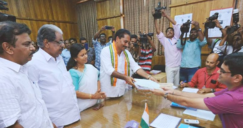 എൻ.കെ.പ്രേമചന്ദ്രൻ നാമനിർദ്ദേശപത്രിക സമർപ്പിച്ചു