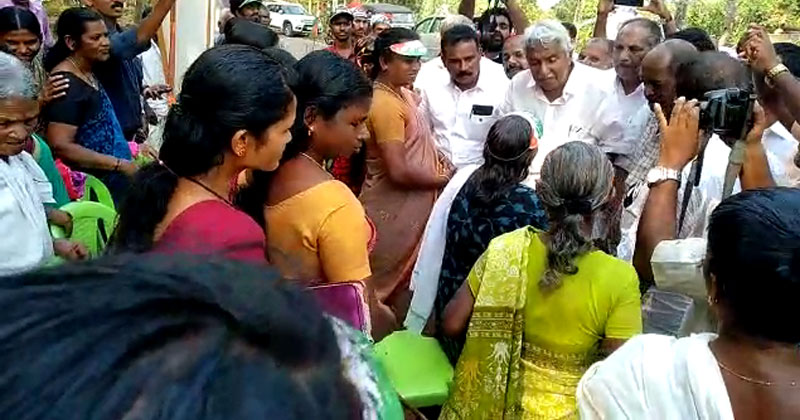 സങ്കടക്കെട്ടുമായി സുഗന്ധഗിരിയിലെ ഗോത്രജനത ഉമ്മന്‍ചാണ്ടിക്ക് മുന്നില്‍; പരിഹാരം നിര്‍ദ്ദേശിച്ച് ജനനേതാവ്‌