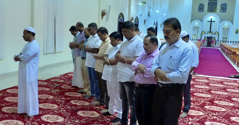 റമസാനില്‍ ക്രിസ്ത്യന്‍ പളളിയില്‍ കുരിശ് സാക്ഷിയാക്കി നിസ്‌കരിച്ച് യു.എ.ഇ മലയാളികള്‍ ചരിത്രം എഴുതി