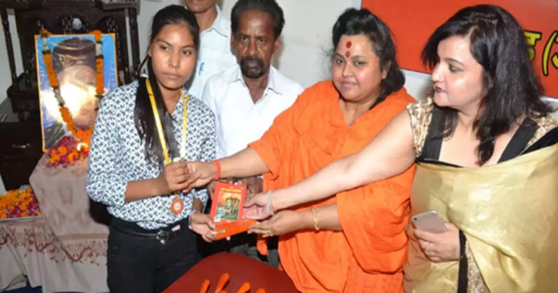 സവര്‍ക്കറുടെ ജന്മദിനാഘോഷത്തില്‍ വിദ്യാര്‍ത്ഥികള്‍ക്ക് കത്തി നല്‍കി ഹിന്ദു മഹാസഭ
