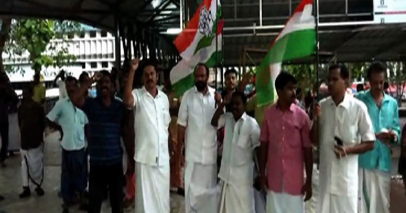ചികിത്സ ലഭിക്കാതെ രോഗി മരിച്ചു : ആശുപത്രിക്ക്  മുന്നിൽ യൂത്ത് കോൺഗ്രസ് പ്രതിഷേധം