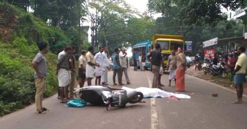 കോഴിക്കോട് ടിപ്പർ ലോറി സ്‌കൂട്ടറിലിടിച്ച് 2 പേർ മരിച്ചു