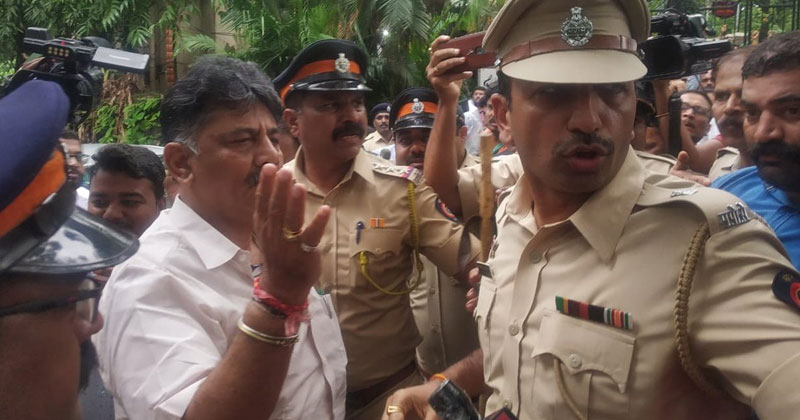 കർണാടക വിഷയത്തിൽ രാഷ്ട്രീയം കളിച്ച് ബിജെപി; വിമത എം.എൽഎമാരെ കാണാനുള്ള മന്ത്രി ഡി.കെ ശിവകുമാറിന്‍റെ ശ്രമം തടഞ്ഞ് മുംബൈ പോലീസ്
