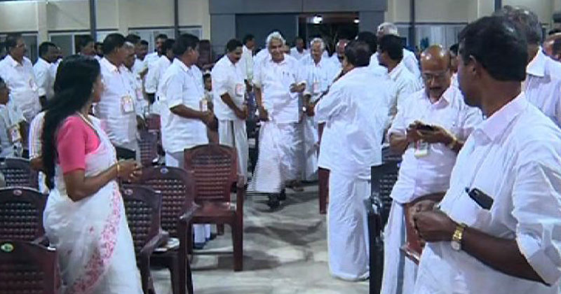 മോദി സർക്കാര്‍ ജനാധിപത്യത്തെ വെല്ലുവിളിച്ച് ഏകാധിപത്യത്തിലേക്ക് പോകുന്നു : ഉമ്മന്‍ ചാണ്ടി