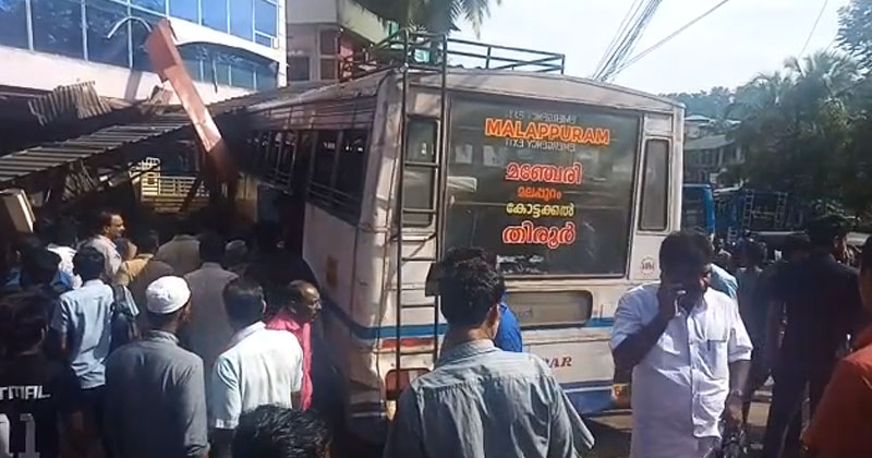 മലപ്പുറത്ത് കെഎസ്ആർടിസി ബസ് കടയിലേക്ക് പാഞ്ഞുകയറി