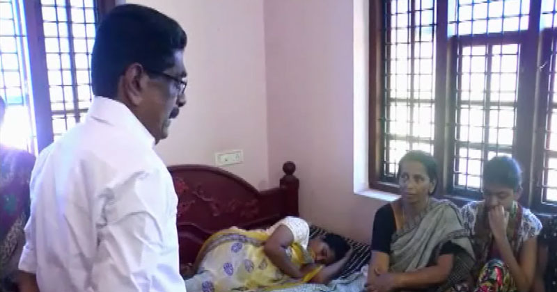 മർദനമേറ്റ് മരിച്ച വിനോദിന്‍റെ വീട് മുല്ലപ്പള്ളി രാമചന്ദ്രന്‍ സന്ദർശിച്ചു; 1 ലക്ഷം രൂപ കോണ്‍ഗ്രസ് കമ്മിറ്റി ധനസഹായം നല്‍കും