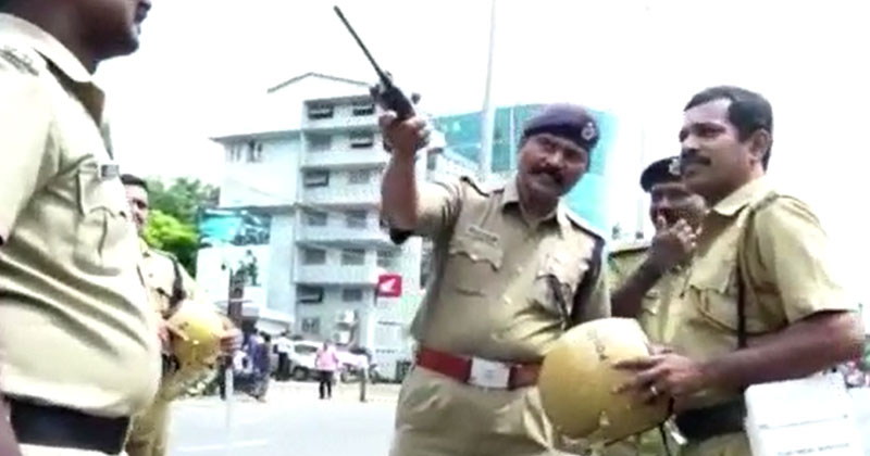 'സമരപ്പന്തലിന് തൊട്ടടുത്തായി ഗ്രനേഡ് എറിയണം' യൂത്ത് കോണ്‍ഗ്രസ് മാര്‍ച്ചില്‍ ബോധപൂര്‍വം പ്രകോപനമുണ്ടാക്കുന്ന പോലീസ്; ദൃശ്യങ്ങള്‍ പുറത്ത്