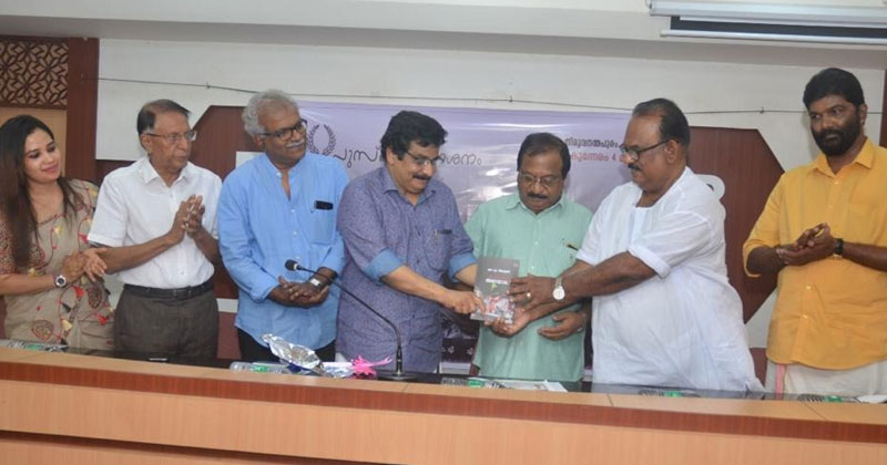 ഡോ.ഗീതാ കുമാറിന്‍റെ ‘കനലുകൾ അണയാതെ’ നോവല്‍ ഡോ. എം.കെ മുനീർ പ്രകാശനം ചെയ്തു