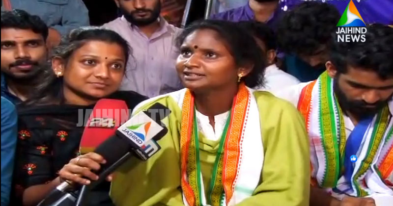 ‘കെ.എസ്.യു നടത്തുന്നത് നീതിക്കുവേണ്ടിയുള്ള പോരാട്ടം; സർക്കാർ സമരത്തോട് മുഖം തിരിക്കുന്നു’: പാട്ടും പാടി രമ്യാ ഹരിദാസ് എം.പി സമരപ്പന്തലിൽ