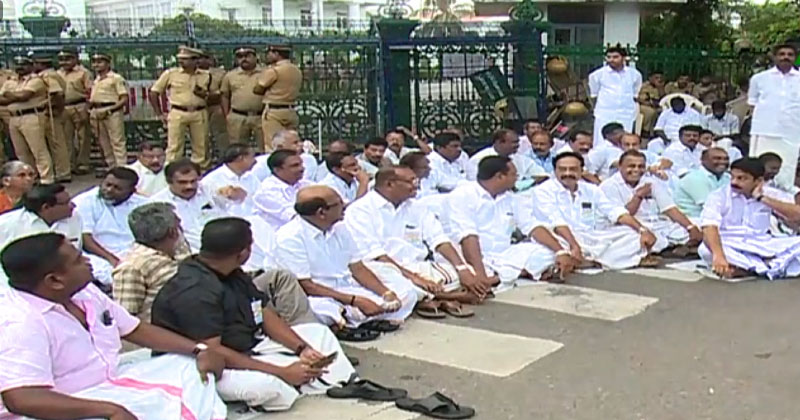 സെക്രട്ടറിയേറ്റിന്‍റെ മൂന്ന് ഗേറ്റുകളും ഉപരോധിച്ച്  യുഡിഎഫ്