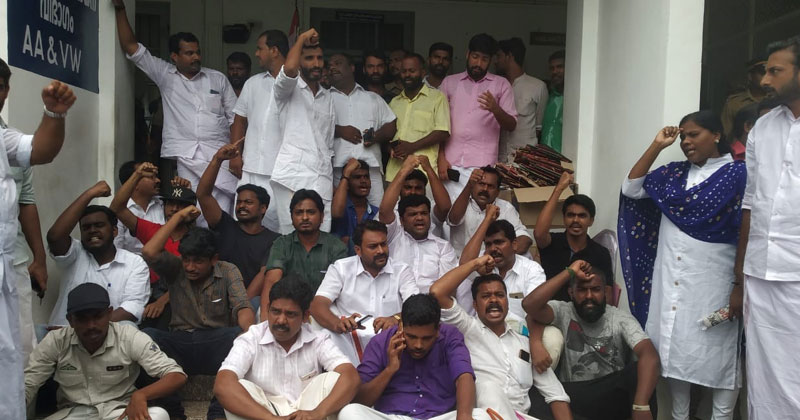 SFI പ്രവര്‍ത്തകര്‍ PSC റാങ്ക് പട്ടികയില്‍: യൂത്ത് കോണ്‍ഗ്രസ് പ്രവര്‍ത്തകർ പി.എസ്.സി ആസ്ഥാനം ഉപരോധിച്ചു