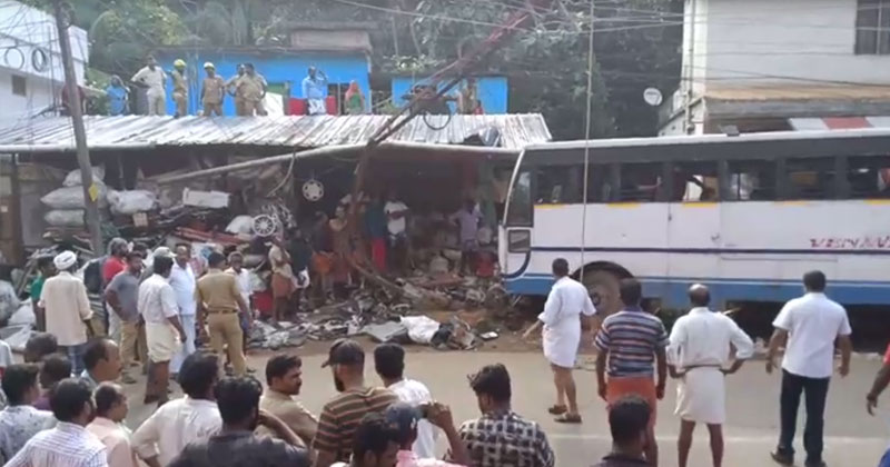 കെ.എസ്.ആര്‍.ടി.സി ബസ് കടയിലേക്ക് ഇടിച്ചു കയറി അച്ഛനും മകനും മരിച്ചു