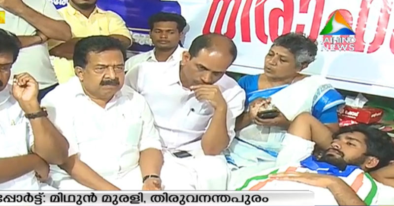 കേരളത്തിലെ മുഖ്യമന്ത്രിക്ക് ഒന്നും അറിയാന്‍ പാടില്ലായെന്നതാണ് ഇവിടത്തെ പ്രശ്‌നം; യൂണിവേഴ്‌സിറ്റി കോളജിനെ തകര്‍ക്കുന്നത് എസ്.എഫ്.ഐ ഗുണ്ടകള്‍: രമേശ് ചെന്നിത്തല